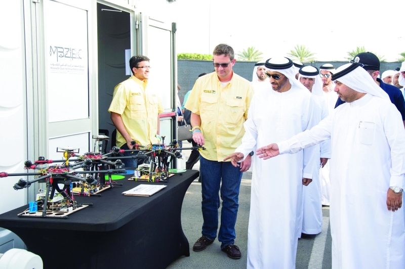 "■ نهيان بن زايد خلال جولته في موقع فعاليات التحدي بحضور مغير الخييلي | تصوير: محمد السويدي"