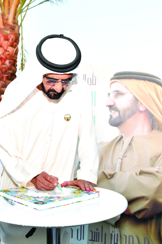 "محمد بن راشد يوقّع على سجل السعادة   |   تصوير: محمد هشام"