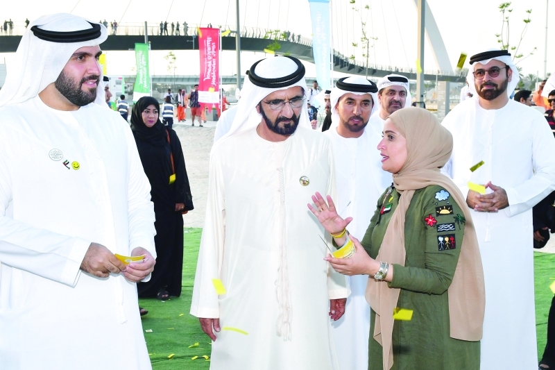 "محمد بن راشد مستمعاً إلى شرح عهود الرومي بحضور محمد القرقاوي وسلطان السبوسي"