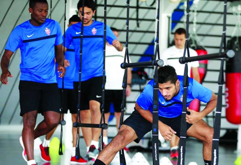 "■ من تدريبات اللياقة لنجوم الأهلي | البيان"