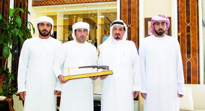 "■ حميد بن راشـد النعيمـي يتوسط أعضاء فريق مزيرع بطل رماية فزاع | وام"