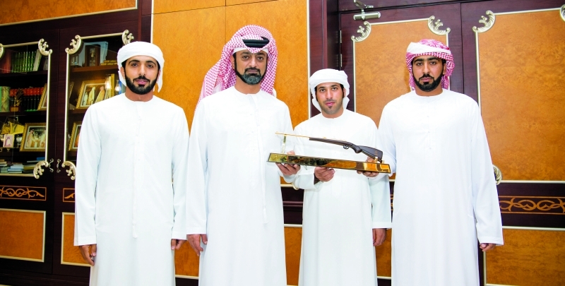 "■ عمار بن حميد النعيمي يتوسط أعضاء الفريق البطل"