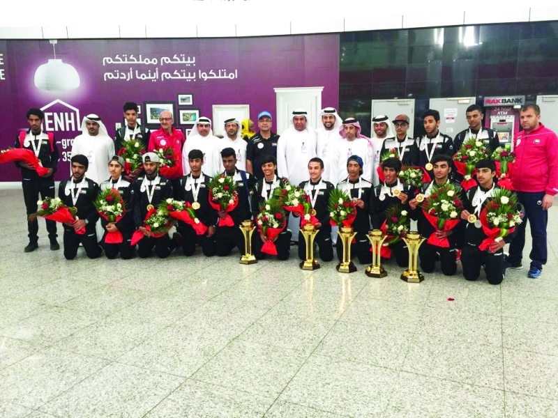 "■ الورود تزين منتخبي الناشئين والشباب | البيان"