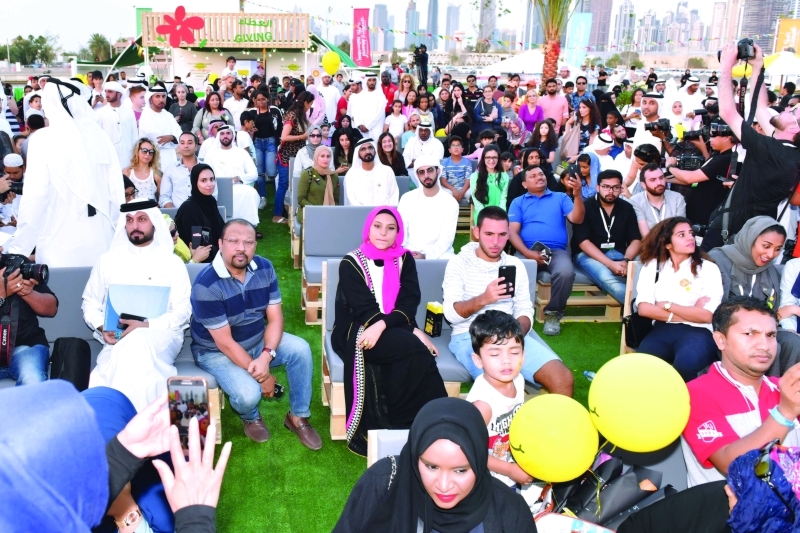 "محمد بن راشد وعهود الرومي خلال مشاركة الجمهور في فعالية «رحلة السعادة» في دبي"