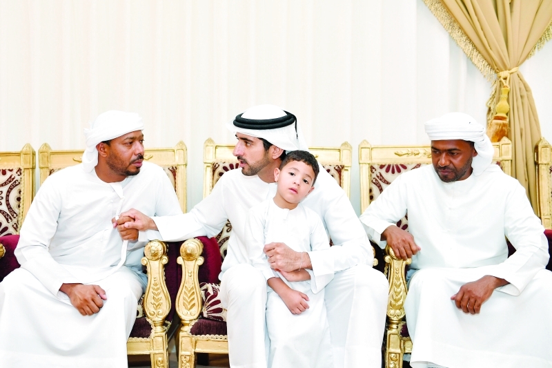 "■ حمدان بن محمد معزياً ذوي الشهيد | تصوير: سيف محمد"