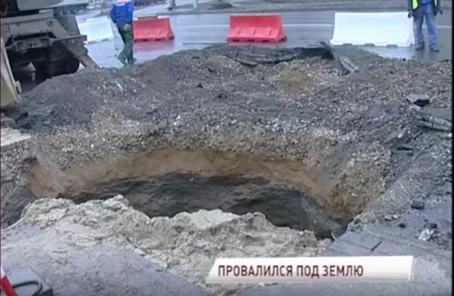 بالفيديو ..الأرض تبتلع رجلا ستينيا