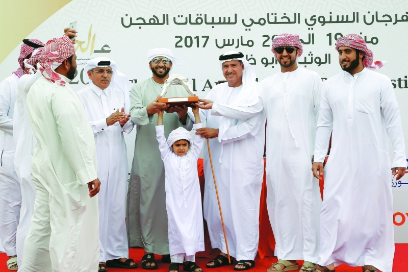 "■ سلطان بن حمدان خلال تتويج الفائزين | تصوير - مجدي اسكندر"