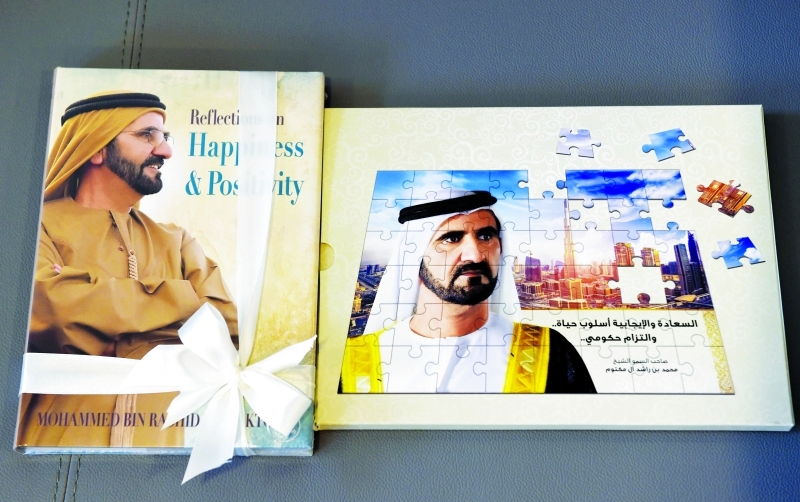 "■ كتاب تأملات في السعادة والإيجابية هدية لمنتسبي المجلس"