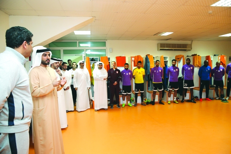 "■ راشد بن حميد يتحدث إلى اللاعبين | البيان"