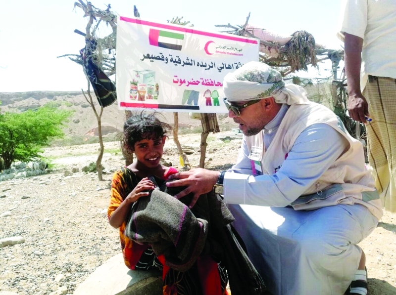 "مساعدة الأهالي في المناطق التي تحررت كان هدفا رئيسياً لفرق الاغاثة الإماراتية | أرشيفية"