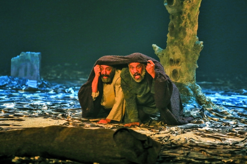 "إسقاطات تعكس حالة الراهن"