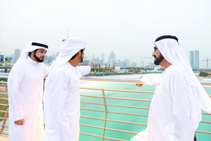 "محمد بن راشد خلال تفقده موقع المشروع يرافقه حمدان وأحمد بن محمد | تصوير :سيف محمد وخليفة اليوسف"