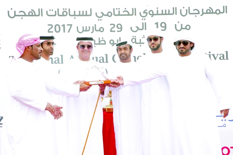 "■ سلطان بن حمدان خلال تتويج الفائزين في سباقات اليوم الخامس | تصوير - مجدي إسكندر"