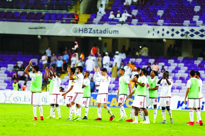 "■ لاعبو المنتخب يبادلون الجمهور التحية | البيان"