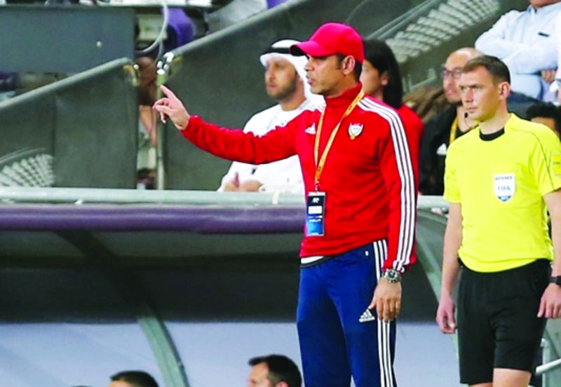"■ مهدي يوجه اللاعبين خلال المباراة | البيان"