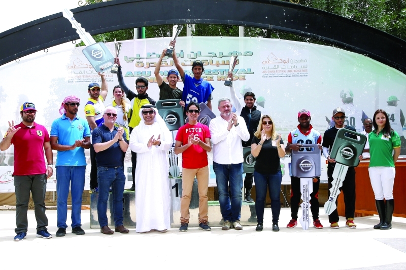 "■ أحمد الريسي وعدنان سلطان ولارا صوايا يتوجون الفائزين | تصوير: مجدي اسكندر"