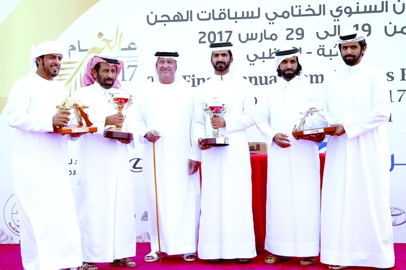 "■ سلطان بن حمدان خلال تتويج الفائزين في سباقات اليوم السادس | تصوير: مجدي اسكندر"