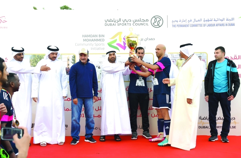 "■ عبدالله المري يتوج فريق شرطة دبي بكأس خميس المزينة بحضور عبيد بن سرور وسعيد حارب | البيان"