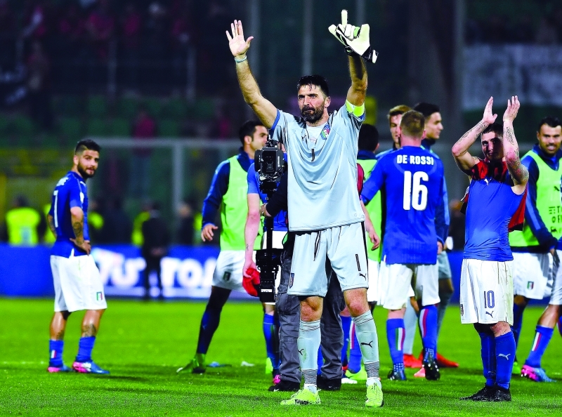 "■ بوفون يحيي الجمهور بعد مباراة إيطاليا وألبانيا | أ ف ب"