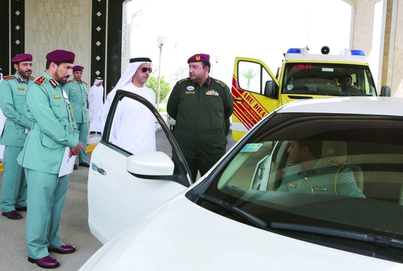 "سيف بن زايد بحضور سيف الشعفار يستمع من محمد الأنصاري لشرح عن التقنية | من المصدر"