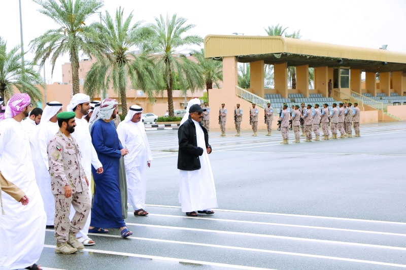 "أولياء أمور المجندين خلال زيارة معسكرات التدريب | وام"