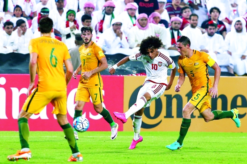 "■ عموري محاصر بين لاعبي أستراليا في مباراة الذهاب | البيان"