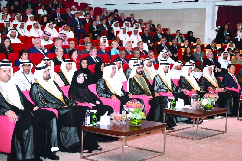 "■ محمد بن راشد في افتتاح القمة بحضور حمدان بن محمد وأمل القبيسي وسيف بن زايد ونهيان بن مبارك ومحمد القرقاوي وسلطان المنصوري وخلدون المبارك | تصوير: محمد هشام"