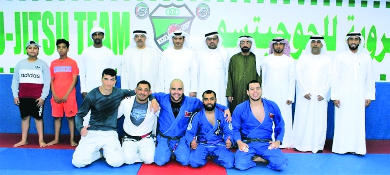 "■ الإدارة مع لاعبي النادي في صالة التدريبات | البيان"