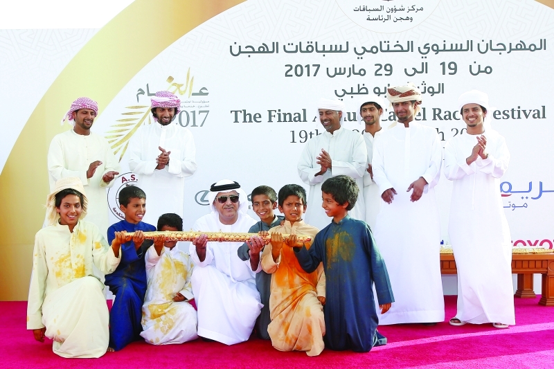 "■ سلطان بن حمدان خلال مراسم تسليم السيف الذهبي | تصوير - مجدي اسكندر"