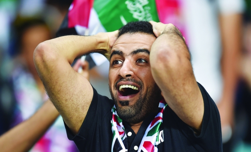 "■ انفعال أحد مشجعي المنتخب في مباراة أمس | البيان"