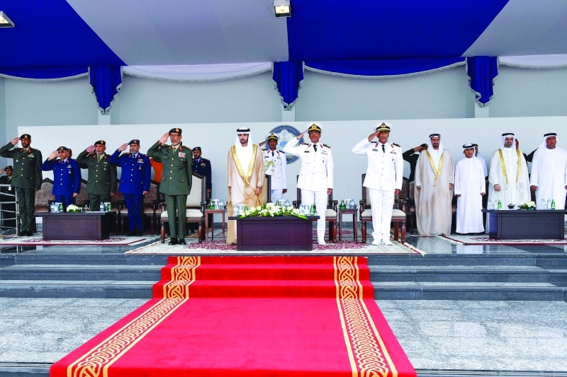 "Ⅶ حمدان بن محمد خلال عزف السلام الوطني بحضور سعيد آل مكتوم ومطر الظاهري وحمد الرميثي وإبراهيم المشرخ وكبار الحضور   |  تصوير محمد هشام"