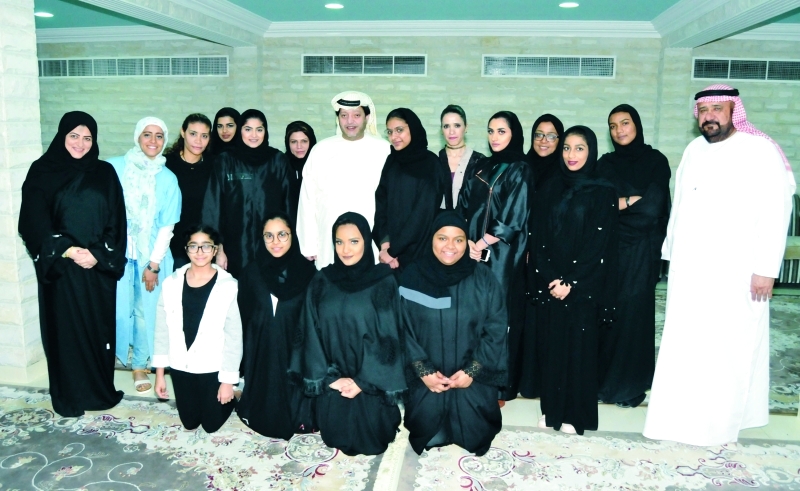 "■ سعيد بن طحنون خلال استقبال اللاعبات والجهاز الفني | البيان"