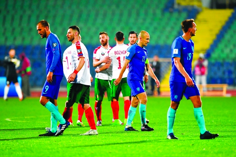 "■ روبن ونجوم هولندا بعد الخسارة أمام بلغاريا | أ ف ب"