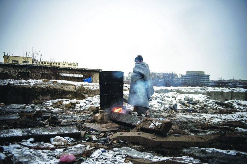 "■ أحد اللاجئين يعاني من البرد الشديد في فصل الشتاء | أ ف ب"