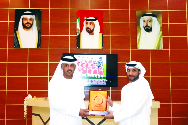 "■ الكتبي يقدم درع النادي إلى بن جرش | البيان"