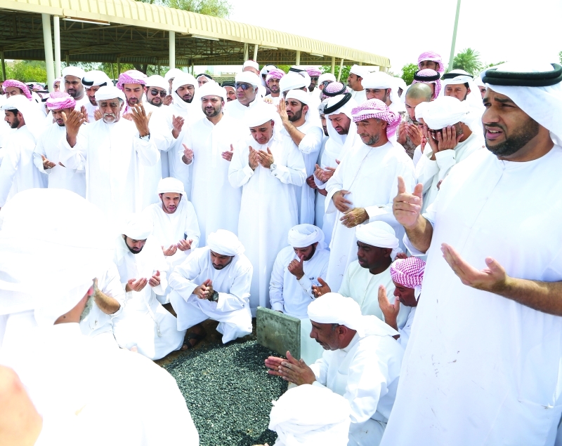 "■ الجموع أثناء مواراة الفقيد الثرى"