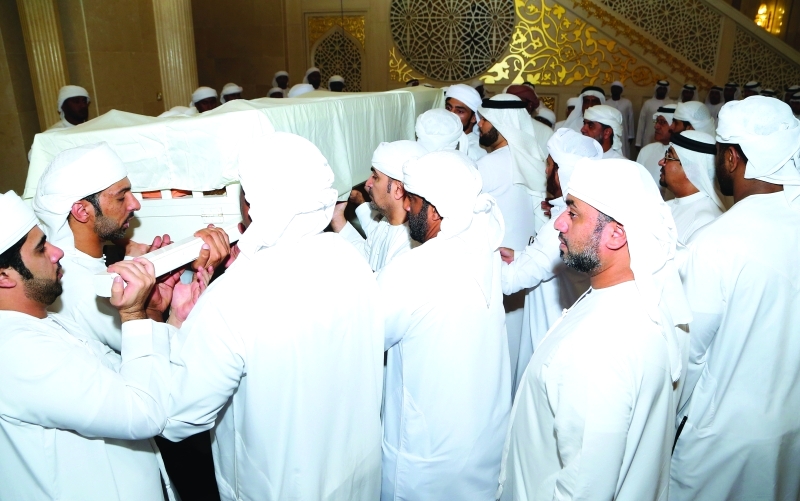 "■ عقب صلاة الجنازة على جثمان الفقيد"