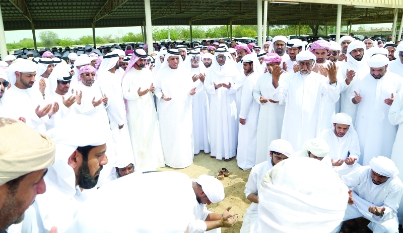 "■ حمد الشرقي وسعود بن صقر وعمار بن حميد ونهيان بن مبارك وجموع المواطنين أثناء مواراة جثمان الفقيد الثرى | تصوير: زيشان أحمد"