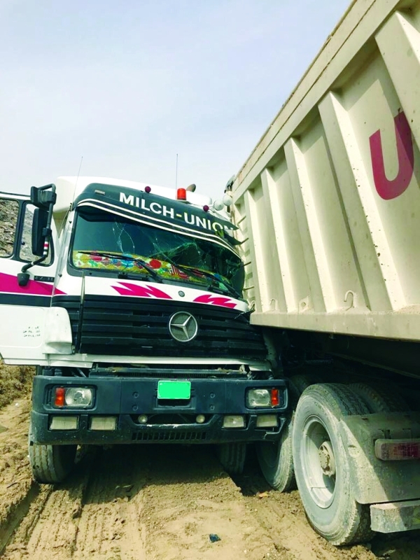 إخراج سائقين من داخل شاحنتين جراء تصادم على شارع دبي - العين