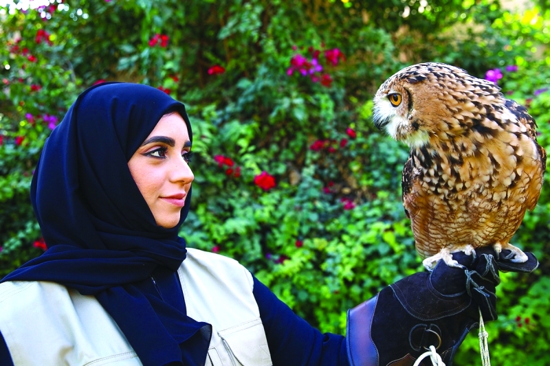 "التحقت ببرامج مكثفة لتدريبها على التعامل مع الطيور"