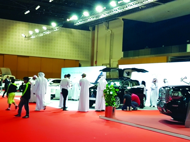 إقبال الشباب على مهرجان أبوظبي للسيارات المعدلة