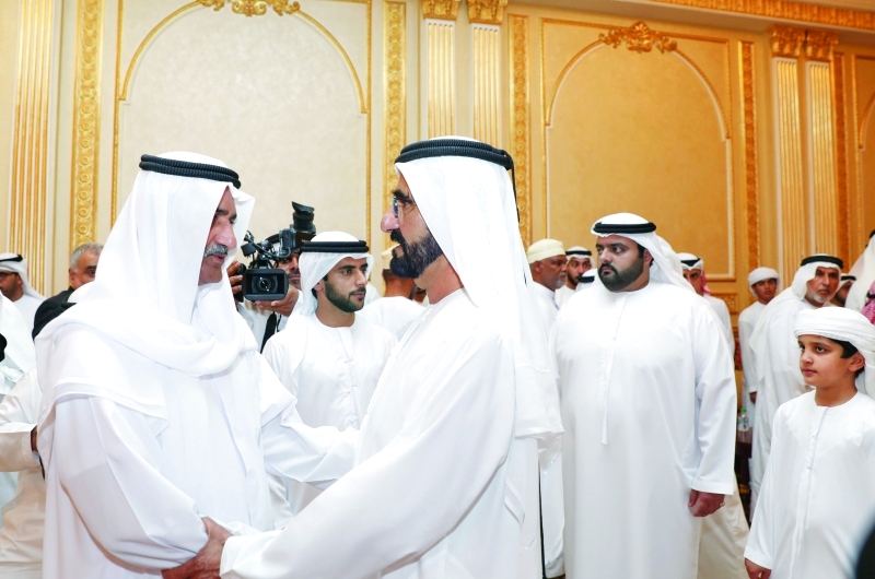 "محمد بن راشد معزياً حمد الشرقي بحضور محمد بن حمد"