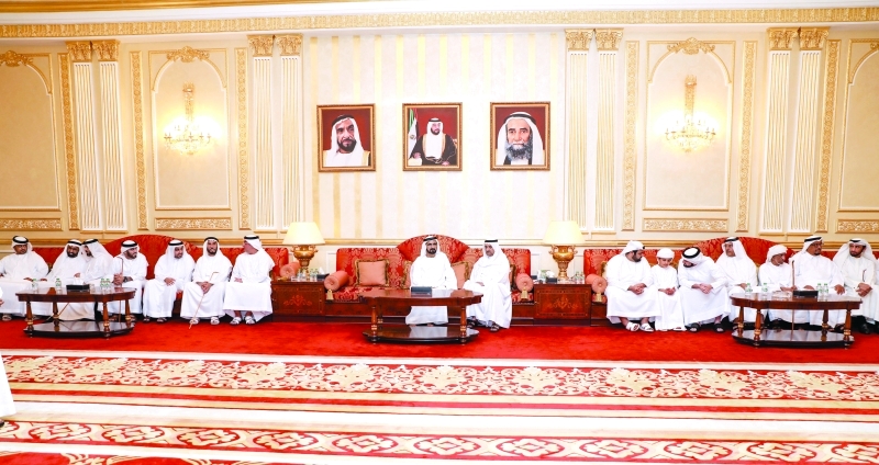 "محمد بن راشد مقدماً العزاء إلى حمد الشرقي بحضور محمد بن حمد ومحمد بن خليفة وأحمد بن محمد وراشد الشرقي وضاحي خلفان ومحمد الشيباني | تصوير: خليفة اليوسف ووام"