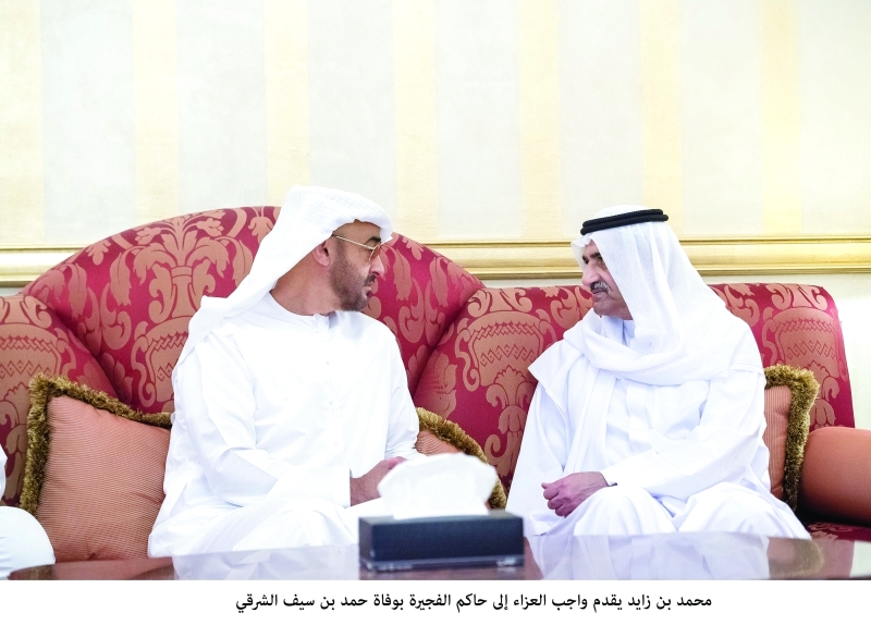 "محمد بن زايد خلال تقديم التعازي لحمد الشرقي |   وام"