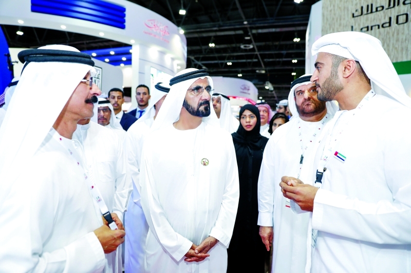 "نائب رئيس الدولة متفقداً أجنحة المعرض بحضور سلطان بن سليم وعبد الله الشيباني"