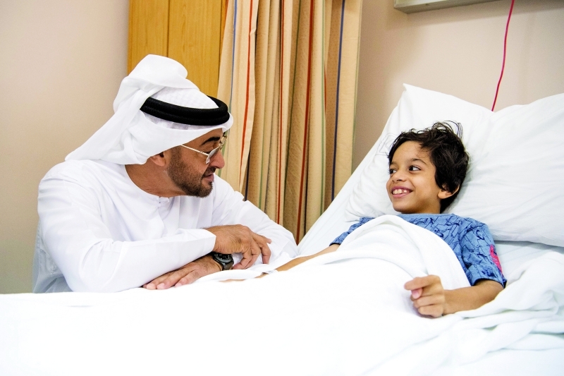 "محمد بن زايد مستمعاً إلى الطفل حمد"