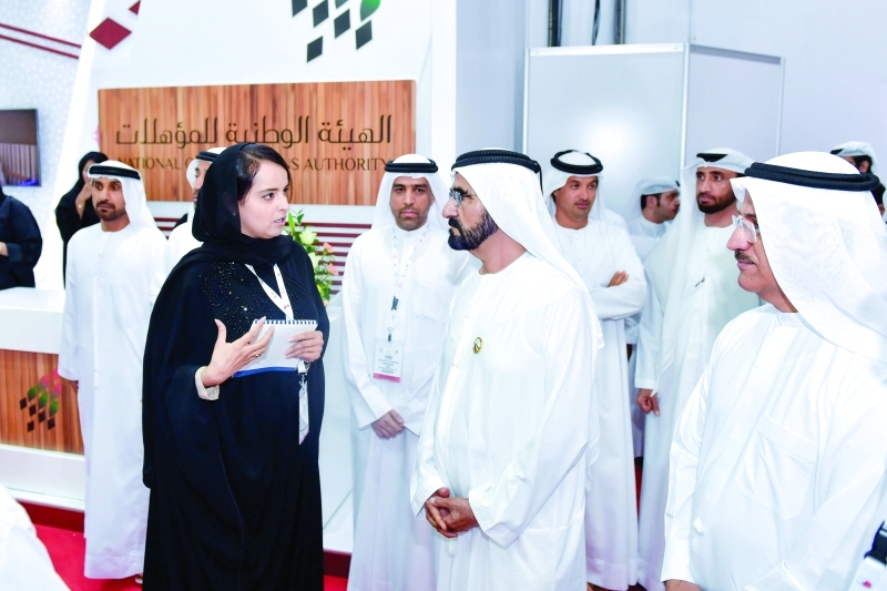 "محمد بن راشد مستمعاً إلى شرح عن مبادرات كهرباء دبي بحضور سلطان المنصوري ومحمد الشيباني وهلال المري وخولة المهيري"