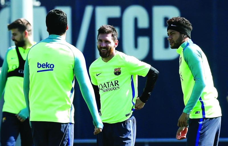"■ ميسي مع نيمار وسواريز وبيكيه خلال تدريبات برشلونة | أ ب"