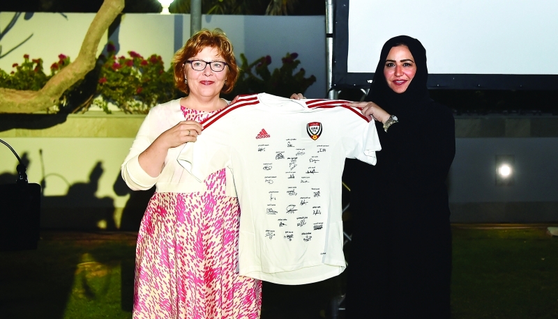 "■ بوشلاخ تهدي السفيرة الأميركية قميص المنتخب | البيان"