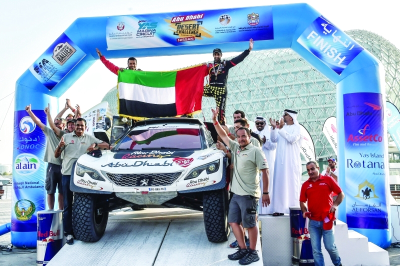 "■ خالد بن فيصل القاسمي يرفع علم الإمارات خلال تتويجه بلقب البطولة | البيان"